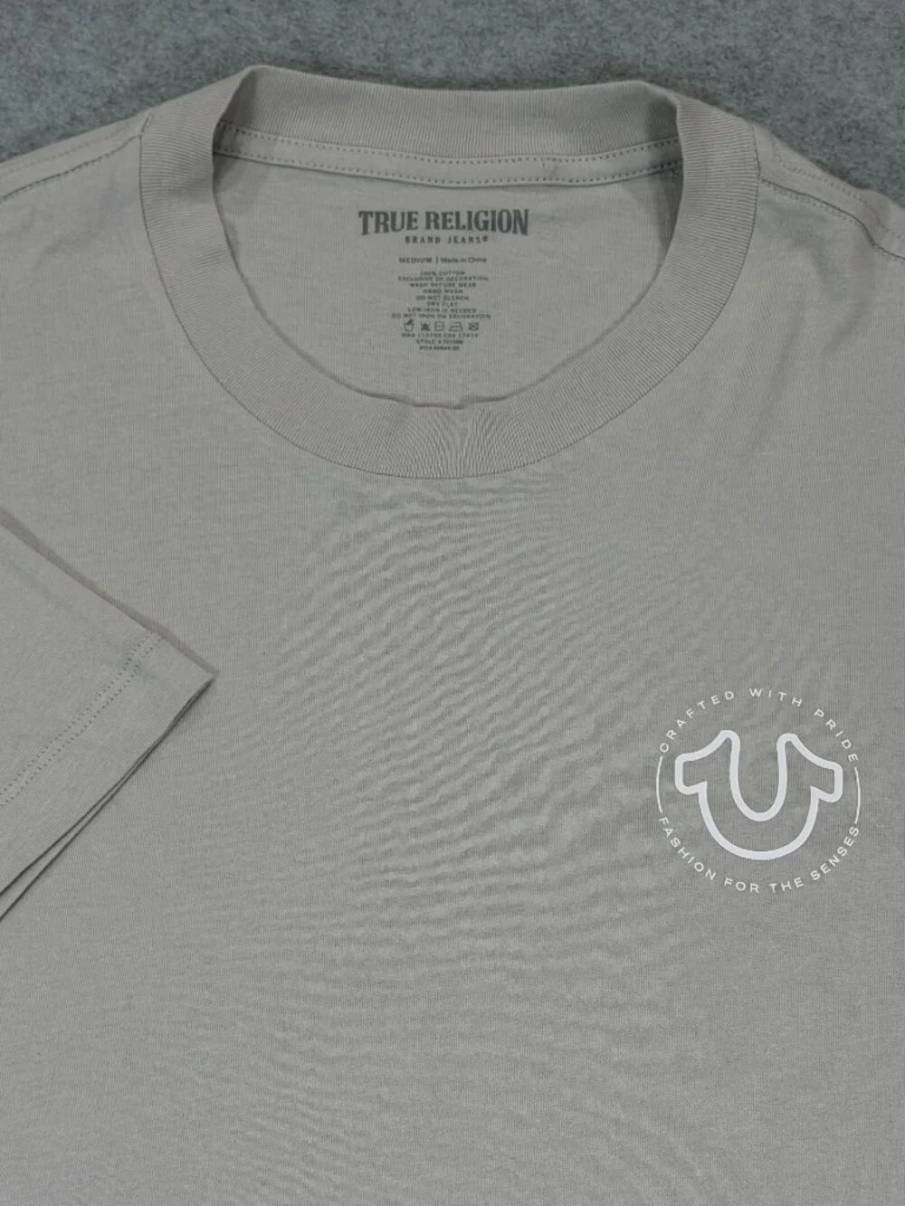True Religion Rhinestuds TOBB Circle Graphic Tee Men's Medium M Quiet Grey NWT